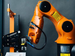 Роботы научились распознавать предметы с помощью взгляда и прикосновений