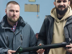 Житель Переяславщини виготовляє перископи для військових. Інструкцію знайшов в інтернеті