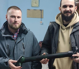 Житель Переяславщини виготовляє перископи для військових. Інструкцію знайшов в інтернеті