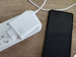 Фахівці розповіли, як зарядити телефон, якщо відключили електроенергію