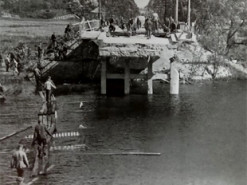 История повторилась: в 1941 году мост через реку Ирпень взорвали, чтобы остановить фашистов. Уникальное фото