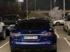 В сети высмеяли водителя Tesla, который припарковался на месте для инвалидов