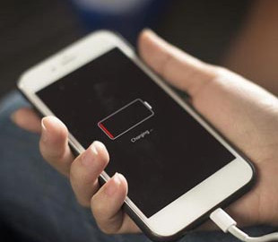 Что нельзя делать со смартфоном на зарядке: опубликованы советы экспертов