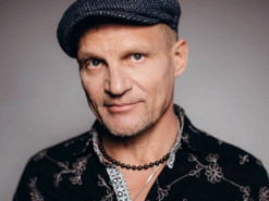 Олег Скрипка показал свою разграбленную оккупантами дачу