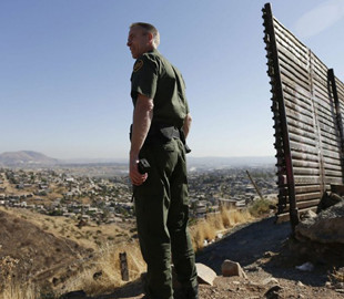 Мигрант на границе США с Мексикой ловко перескочил стену и стал мемом