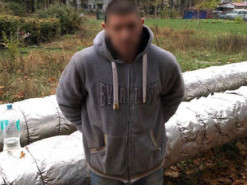 В Днепре мужчины вырезали кабель из люка: их заметила жительница дома