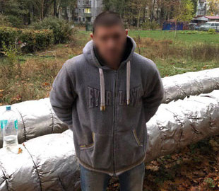 В Днепре мужчины вырезали кабель из люка: их заметила жительница дома