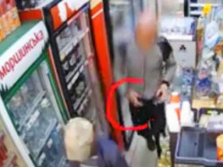 Відвідувач супермаркету у Вінниці забрав чужий забутий телефон