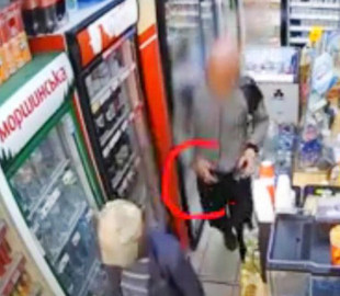 Відвідувач супермаркету у Вінниці забрав чужий забутий телефон