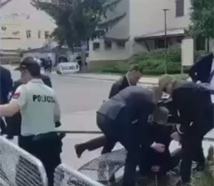 ЗМІ показали момент замаху на прем'єр-міністра Словаччини Роберта Фіцо (відео)