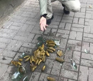 У Києві жінка збила ворожий дрон банкою огірків – соцмережі