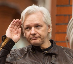 Джулиан Ассанж получил новый паспорт
