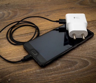 Эксперты объяснили, почему смартфон перестает заряжаться