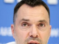 Ситуація абсурдно комічна: Арестович про фейкове відео Путіна зі стюардесами