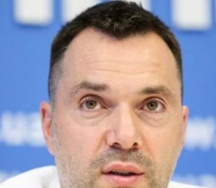 Ситуація абсурдно комічна: Арестович про фейкове відео Путіна зі стюардесами