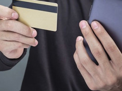 На Житомирщині після візиту друзів у чоловіка обчистили банківський рахунок