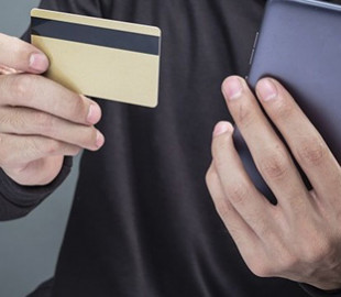 На Житомирщині після візиту друзів у чоловіка обчистили банківський рахунок