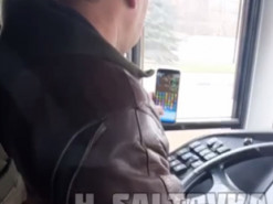 В Харькове водитель троллейбуса играл в игру на смартфоне во время движения