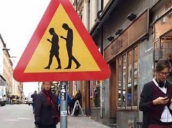 Может ли смартфон уберечь от попадания под машину?