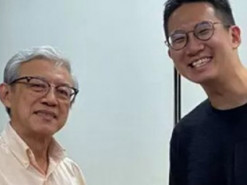 Вчитель через 20 років повернув учню конфісковане тамагочі