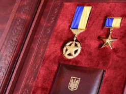 Президент присвоїв звання Герой України трьом військовим