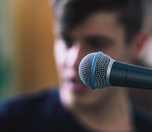 Нейросеть научили имитировать любой голос