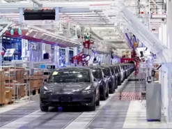 Дефицит чипов вынудил Tesla временно остановить производство электромобилей в Китае