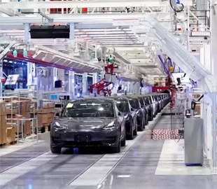 Дефицит чипов вынудил Tesla временно остановить производство электромобилей в Китае