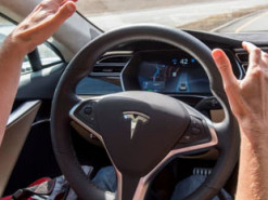 Tesla обвинили в тестировании незавершённых технологий автономного вождения на своих пользователях