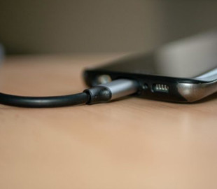 Названы смартфоны с мощной батареей, которые заряжаются быстрее остальных