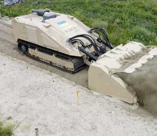 В Україні випробували на полігоні важку машину для розмінування