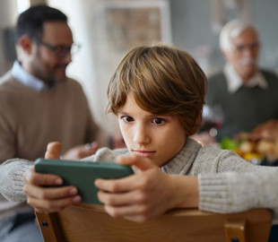 ШІ все знає, але може нашкодити: приховані ризики спілкування дітей з віртуальним "другом"