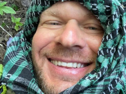 Олександр Положинський з фронту насмішив кумедним відео, де танцює з побратимами