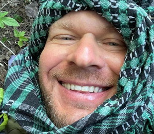 Олександр Положинський з фронту насмішив кумедним відео, де танцює з побратимами