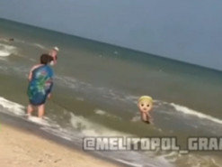 Бабушка "выгуливала" внука на поводке на украинском пляже: в сети оценили лайфхак