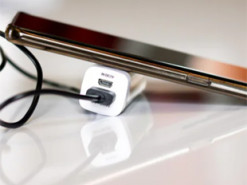 Розетка не потрібна. 5 способів заряджання смартфона без зарядного пристрою