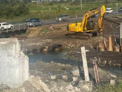 Тимчасова переправа через Ірпінь вже не може впоратися із навантаженням