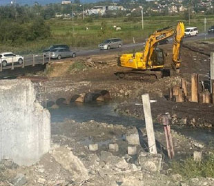 Тимчасова переправа через Ірпінь вже не може впоратися із навантаженням