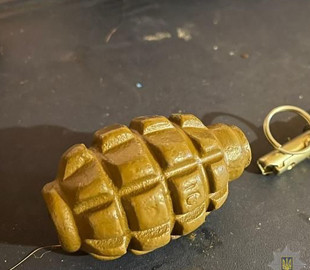 У Києві на Печерську жінка знайшла предмет, схожий на бойову гранату «Ф -1»