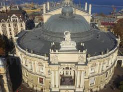 Кремінь вимагає очистити Одесу від неукраїнських вивісок