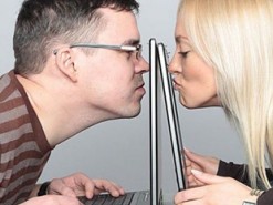 В Киеве женщина искала иностранцев на сайте знакомств и поила их снотворным