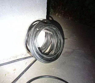 В Днепре двое мужчин вырезали кабель из коммуникационного колодца