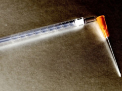 Ваша очередь - через 30 лет: темпы вакцинации от COVID-19 в Украине высмеяли меткой фотожабой