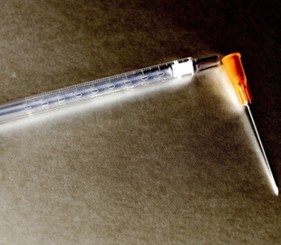 Ваша очередь - через 30 лет: темпы вакцинации от COVID-19 в Украине высмеяли меткой фотожабой