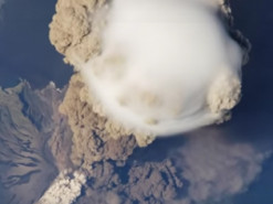 Как извержение вулкана выглядит с Международной космической станции: видео