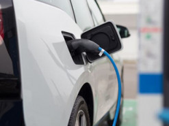 Rivian отложила поставки первых электрических пикапов до сентября