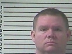 Директор школы из США конфисковывал телефоны детей, а затем продавал их голые фото