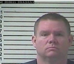 Директор школы из США конфисковывал телефоны детей, а затем продавал их голые фото