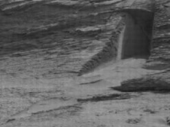 "Подземный храм": на снимках с Марса нашли объект, похожий на дверной проем в скале