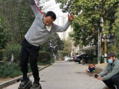 Китаец в 150-килограммовых ботинках стал звездой Сети